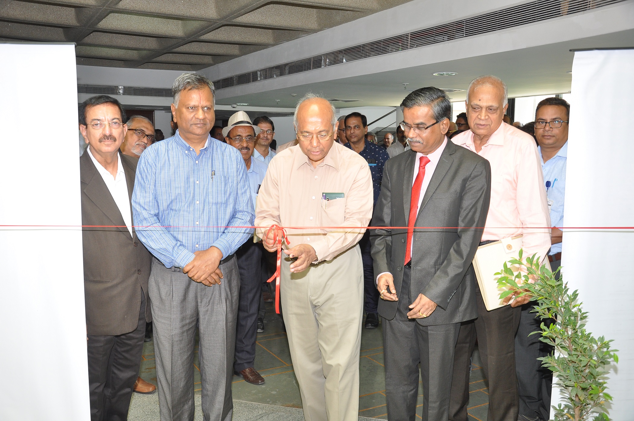 ड्यूटेरियम / भारी जल के गैर-परमाणु अनुप्रयोगों पर विषय बैठक – 30.04.2019 को प्रदर्शनी का उद्घाटन मुख्य अतिथि डॉ. एस. बनर्जी, पूर्व अध्यक्ष, एईसी एवं डीएई (होमी भाभा चेयर) द्वारा किया गया।