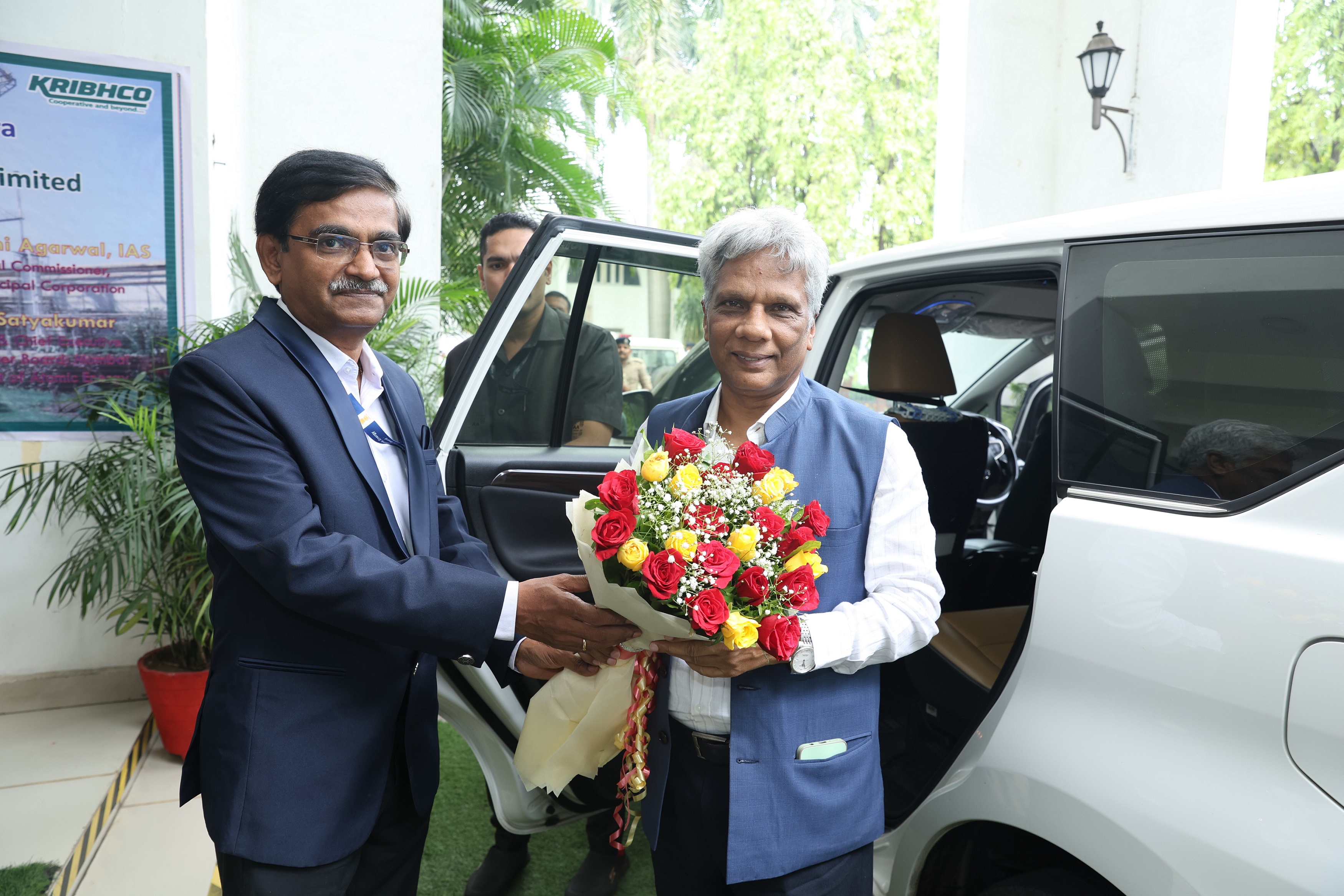 डॉ. ए. के. मोहंती, अध्यक्ष, एईसी एवं सचिव, डीएई द्वारा एचडब्ल्यूपी हजीरा का दौरा