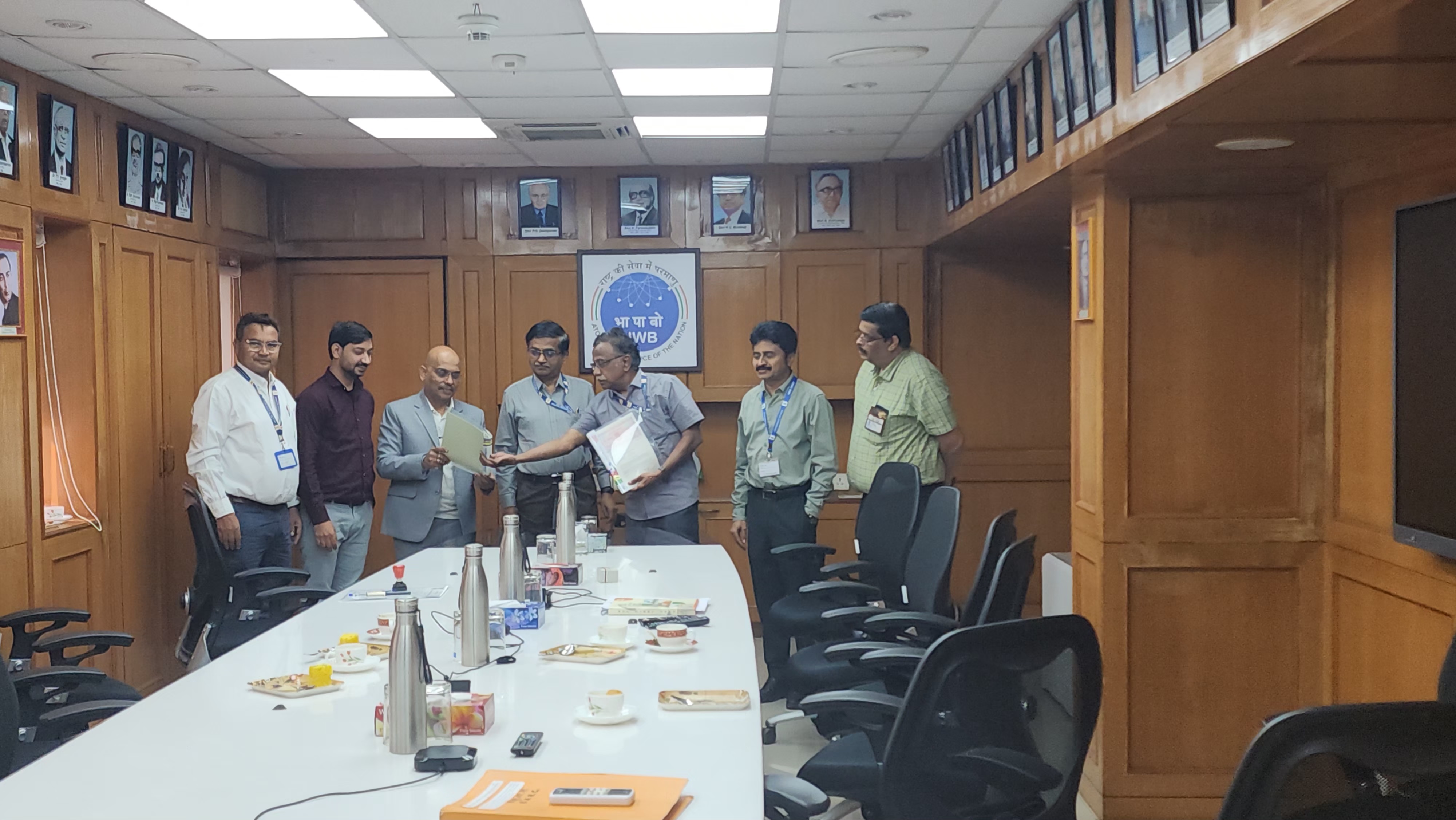 09/12/2024 को श्रीमती पावर ट्रेडिंग कॉर्पोरेशन इंडिया लिमिटेड, दिल्ली एवं हेवी वॉटर बोर्ड के बीच हेवी वॉटर प्लांट (मनुगुरु) के सीपीपी से विद्युत (अधिकतम 20 मेगावॉट) के निर्यात हेतु समझौता ज्ञापन (MoU) पर हस्ताक्षर किए गए।