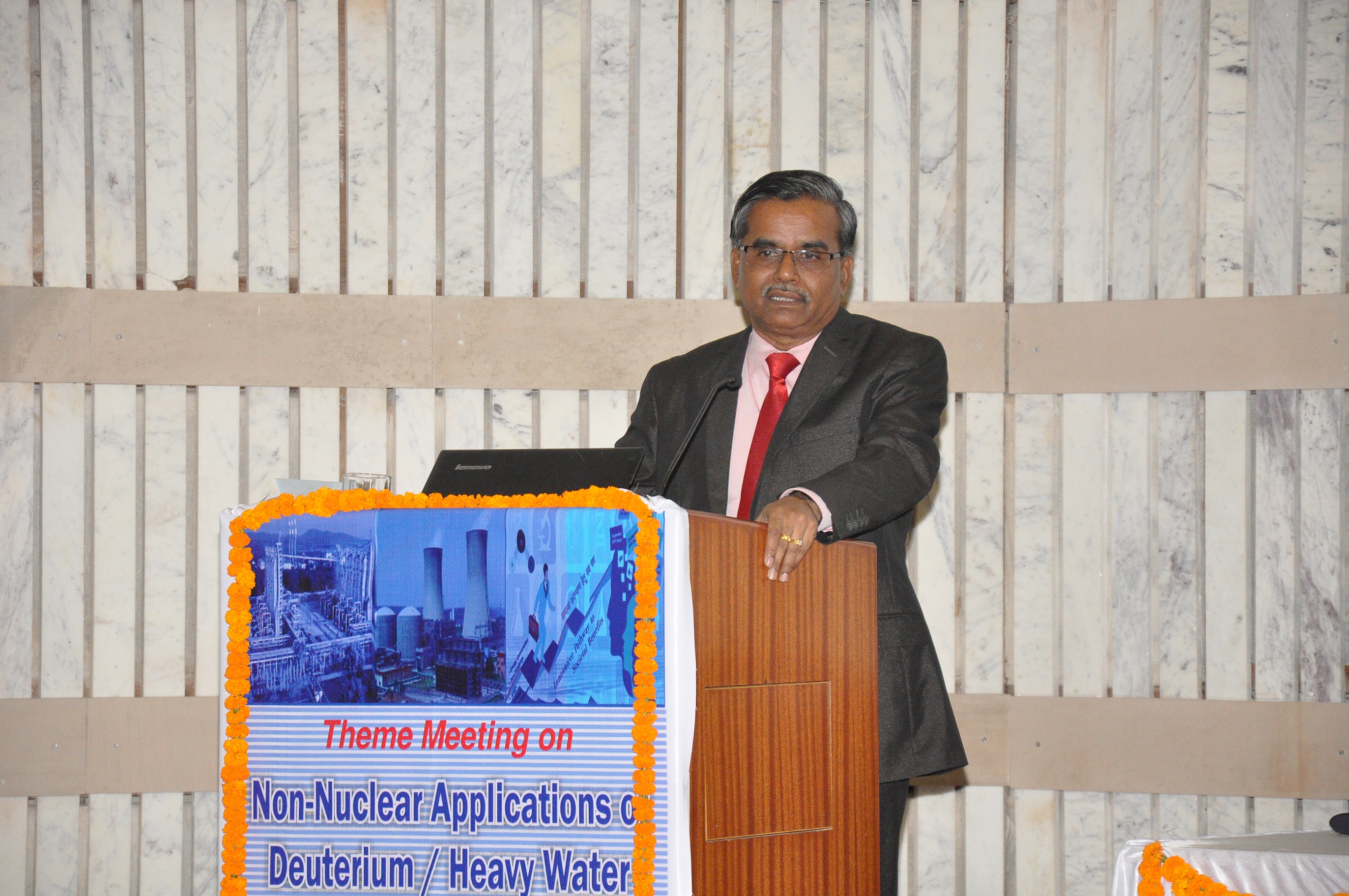 ड्यूटेरियम / भारी जल के गैर-परमाणु अनुप्रयोगों पर विषय बैठक – 30.04.2019 को प्रमुख वक्तव्य डॉ. यू. कामाची मुदाली, अध्यक्ष एवं मुख्य कार्यकारी, एचडब्ल्यूबी द्वारा प्रस्तुत किया गया।