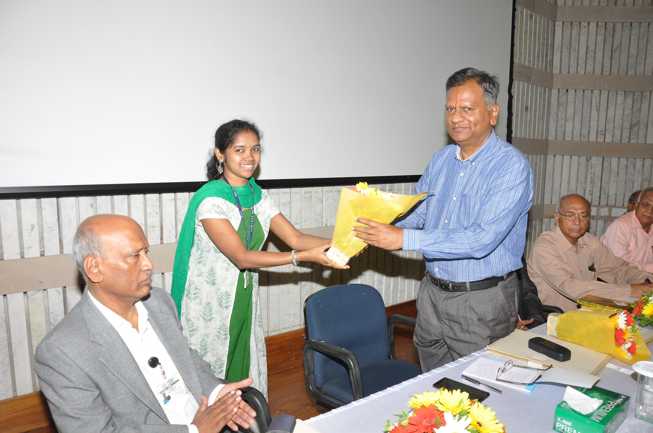 ड्यूटेरियम / भारी जल के गैर-परमाणु अनुप्रयोगों पर विषय बैठक – 30.04.2019 को गणमान्य व्यक्तियों को पुष्पगुच्छ भेंट