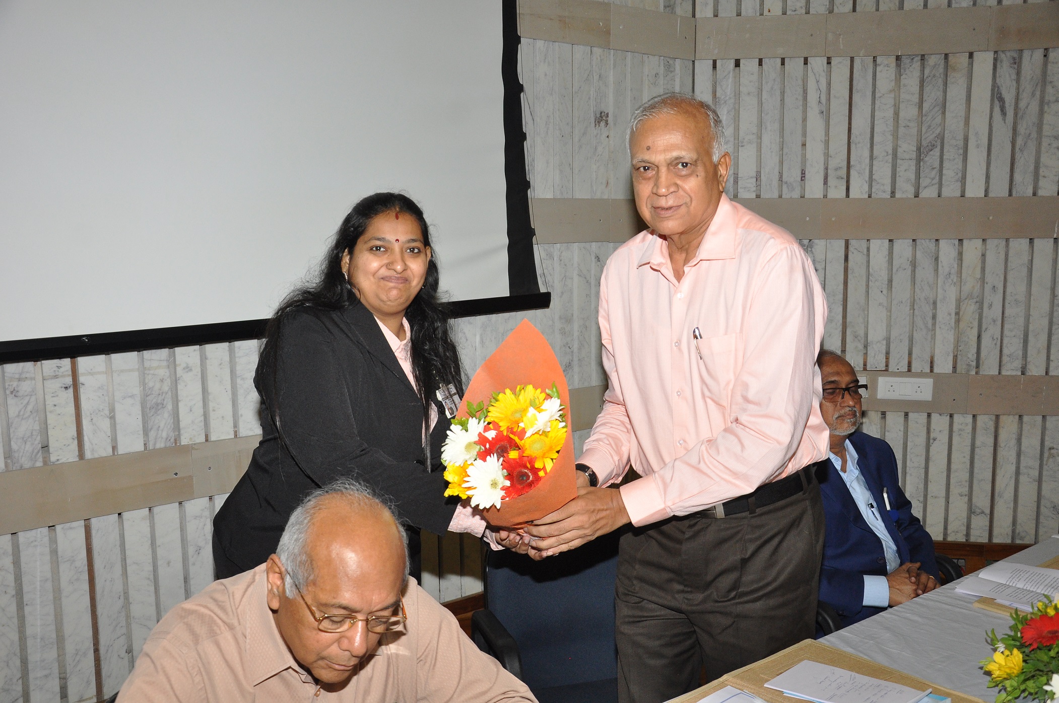 ड्यूटेरियम / भारी जल के गैर-परमाणु अनुप्रयोगों पर विषय बैठक – 30.04.2019 को गणमान्य व्यक्तियों को पुष्पगुच्छ भेंट