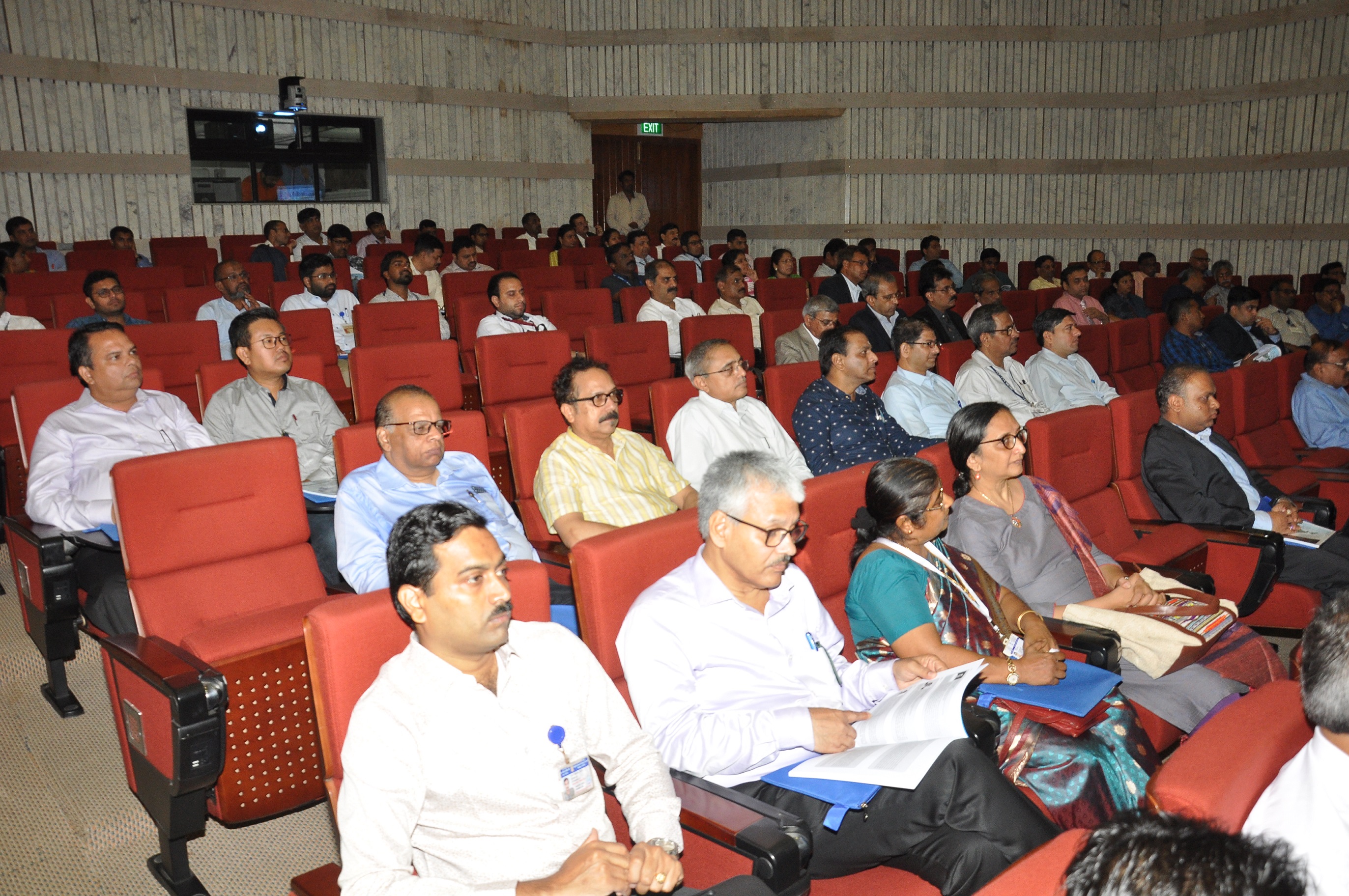 ड्यूटेरियम / भारी जल के गैर-परमाणु अनुप्रयोगों पर विषय बैठक – 30.04.2019 को प्रमुख वक्तव्य डॉ. यू. कामाची मुदाली, अध्यक्ष एवं मुख्य कार्यकारी, एचडब्ल्यूबी द्वारा प्रस्तुत किया गया।