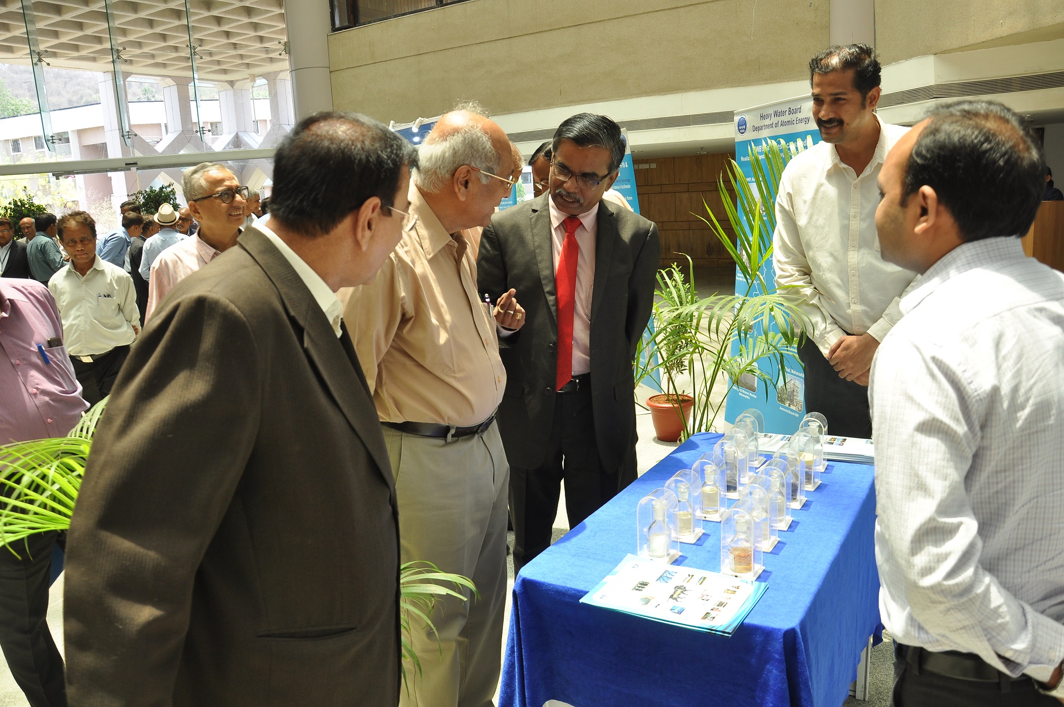 ड्यूटेरियम / भारी जल के गैर-परमाणु अनुप्रयोगों पर विषय बैठक – 30.04.2019 को प्रदर्शनी का उद्घाटन मुख्य अतिथि डॉ. एस. बनर्जी, पूर्व अध्यक्ष, एईसी एवं डीएई (होमी भाभा चेयर) द्वारा किया गया।