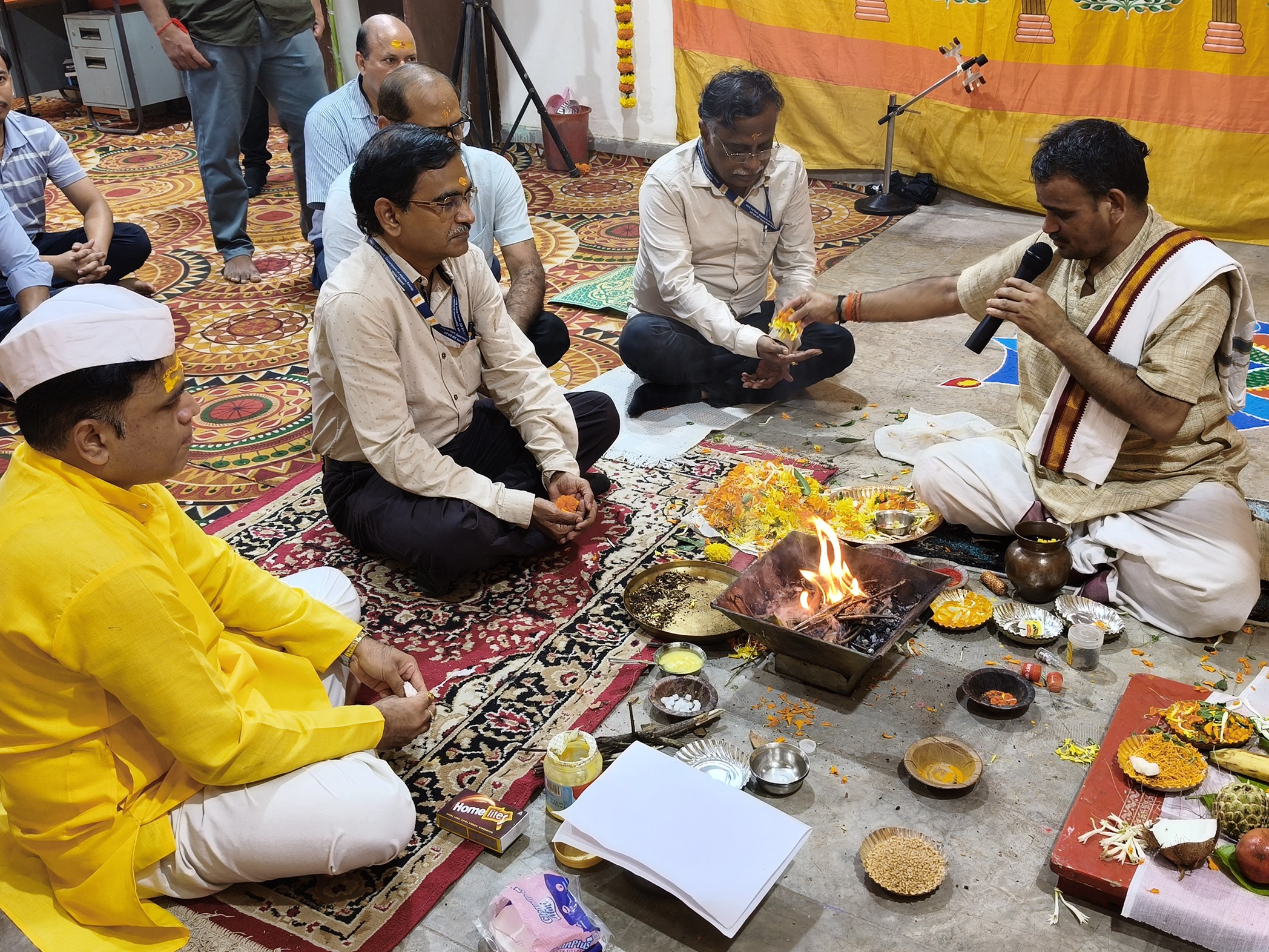 मुंबई स्थित हेवी वाटर बोर्ड परिसर में आयोजित विश्वकर्मा पूजा