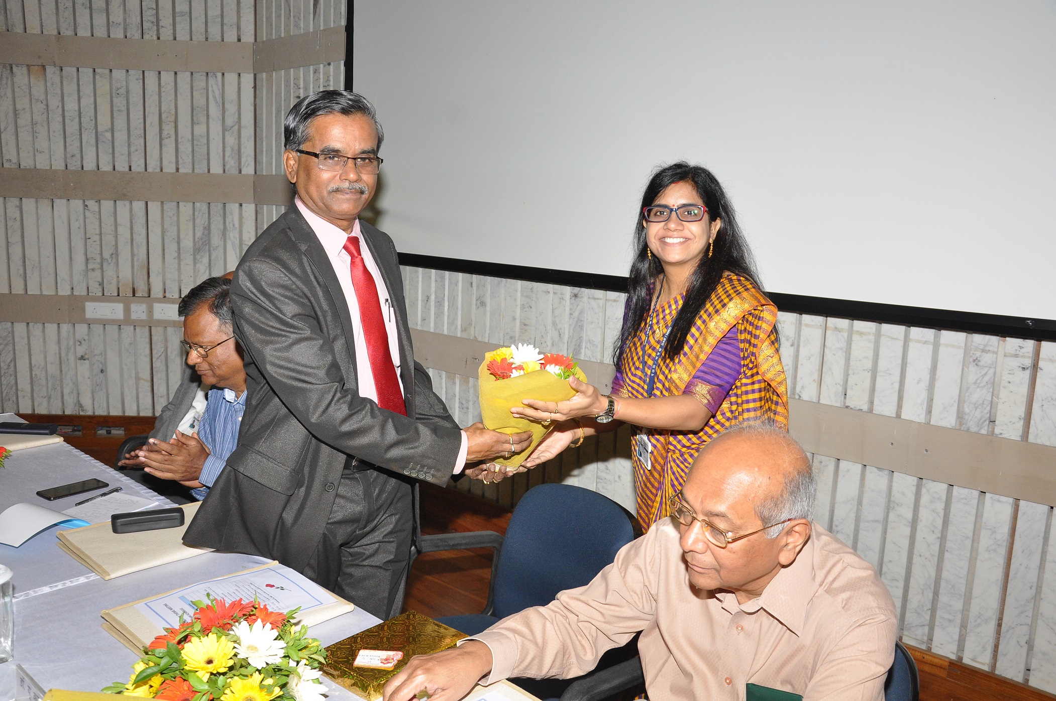 ड्यूटेरियम / भारी जल के गैर-परमाणु अनुप्रयोगों पर विषय बैठक – 30.04.2019 को गणमान्य व्यक्तियों को पुष्पगुच्छ भेंट