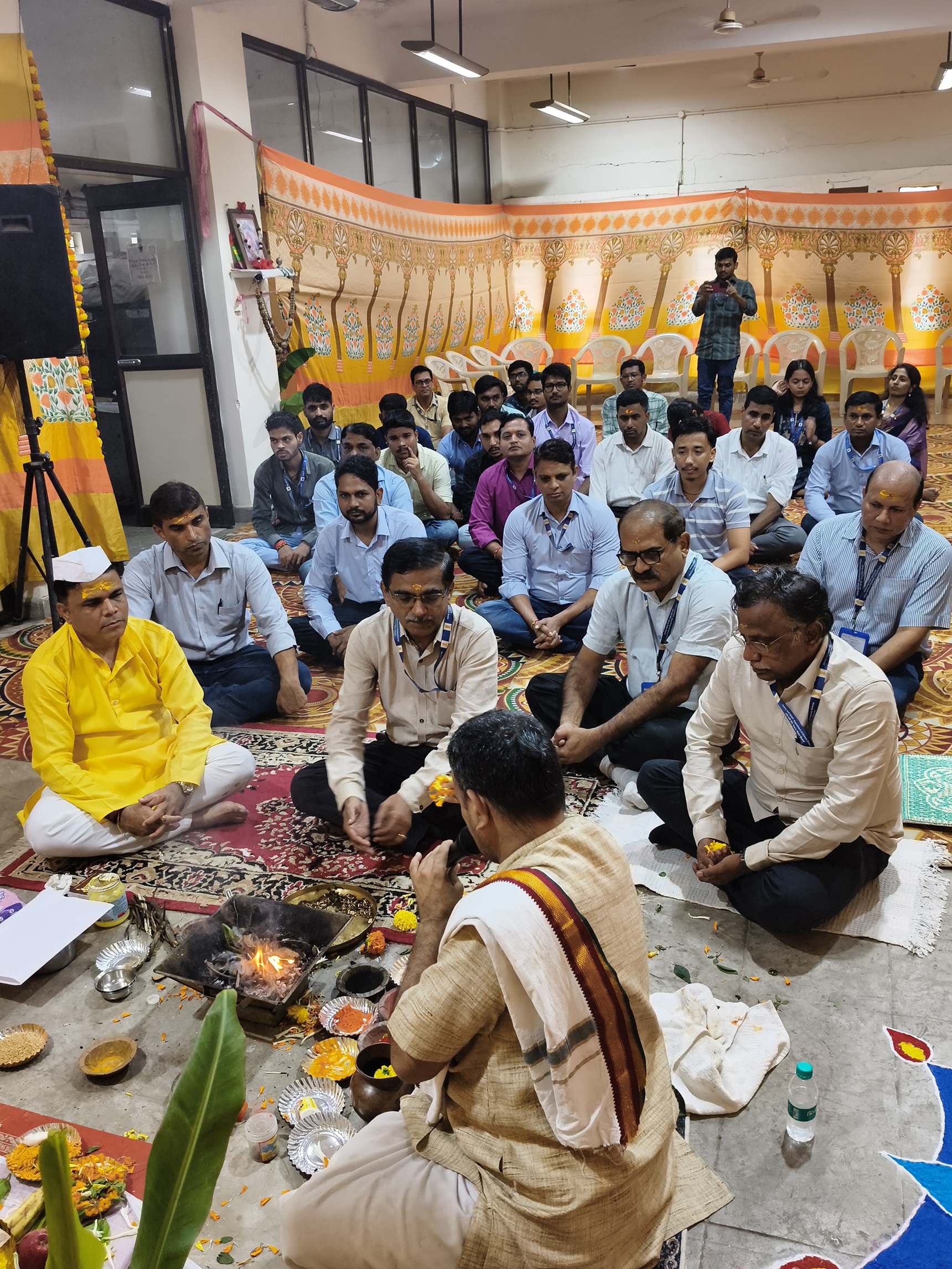 मुंबई स्थित हेवी वाटर बोर्ड परिसर में आयोजित विश्वकर्मा पूजा