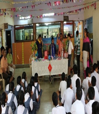 अनुशक्तिनगर स्थित एईसीएस विद्यालय-2 के छात्रों के लिए "कागज के अपशिष्ट से श्रेष्ठ वस्तुएं" विषय पर प्रदर्शन कार्यशाला