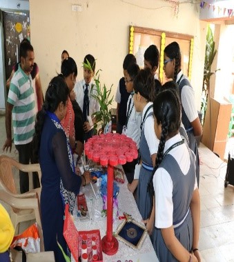 अनुशक्तिनगर स्थित एईसीएस विद्यालय-2 के छात्रों के लिए "कागज के अपशिष्ट से श्रेष्ठ वस्तुएं" विषय पर प्रदर्शन कार्यशाला