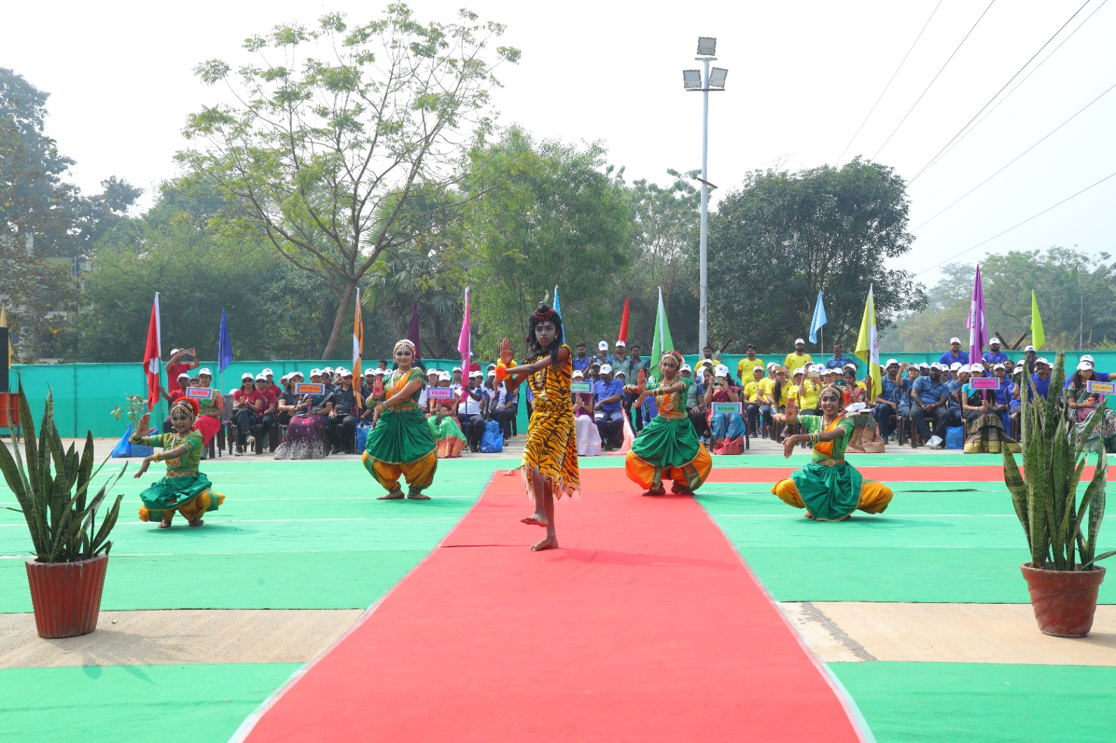 XXXIX वार्षिक डीएई खेल एवं सांस्कृतिक समारोह के बैडमिंटन इवेंट का उद्घाटन 10 फरवरी 2025 को एचडब्ल्यूपी, मनुगुरु में श्री डी. के. शुक्ला, अध्यक्ष, एईआरबी एवं मुख्य अतिथि द्वारा श्री एस. सत्यकुमार, मुख्य कार्यकारी, एचडब्ल्यूबी तथा श्री मुदित श्रीवास्तव, आईए