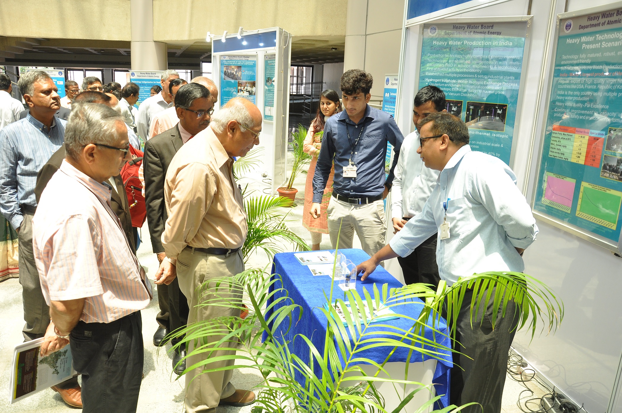ड्यूटेरियम / भारी जल के गैर-परमाणु अनुप्रयोगों पर विषय बैठक – 30.04.2019 को प्रदर्शनी का उद्घाटन मुख्य अतिथि डॉ. एस. बनर्जी, पूर्व अध्यक्ष, एईसी एवं डीएई (होमी भाभा चेयर) द्वारा किया गया।