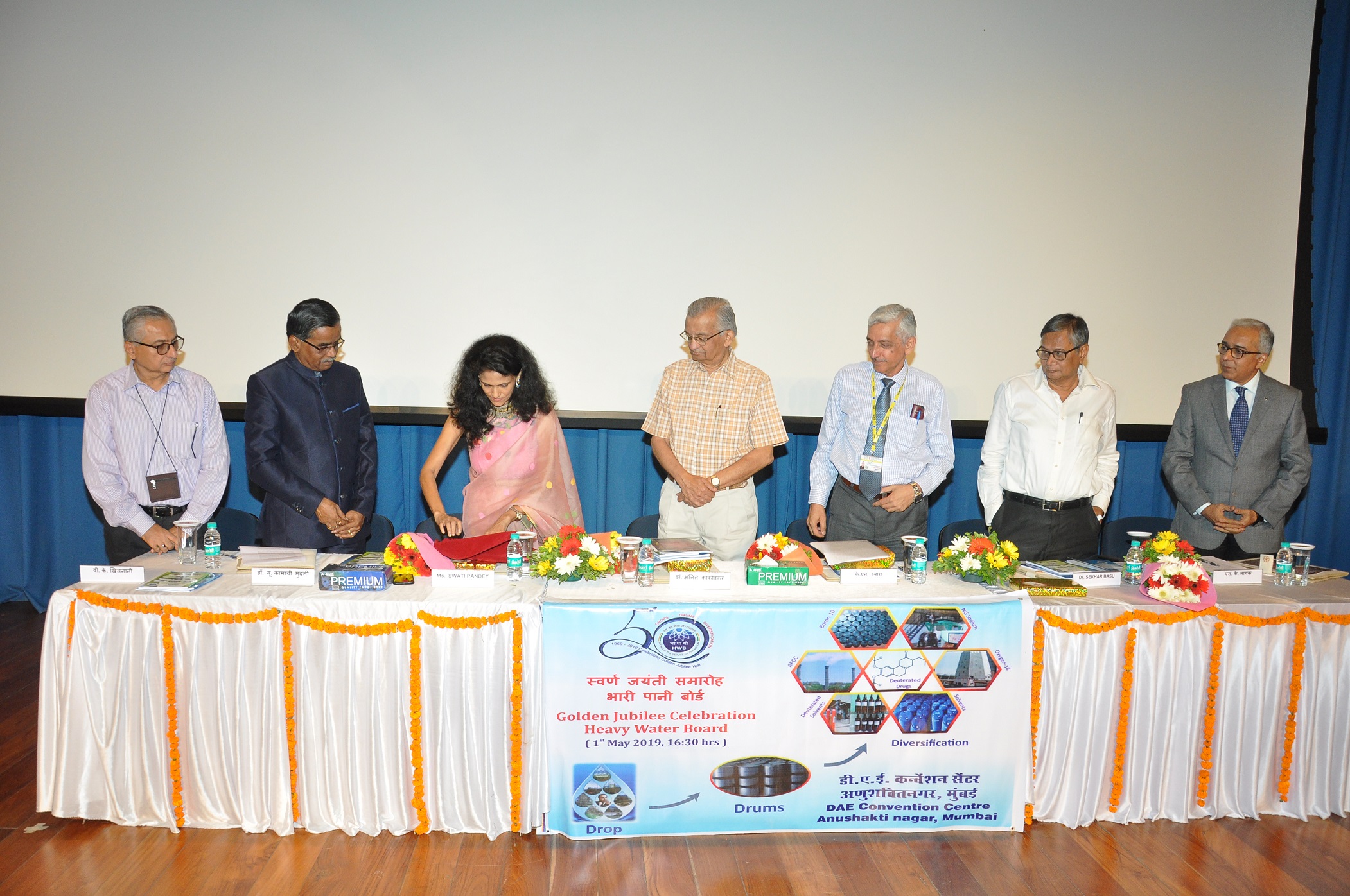 हेवी वॉटर प्रोजेक्ट्स बोर्ड – स्वर्ण जयंती समारोह : 01.05.2019 – विशेष आवरण का विमोचन पोस्ट मास्टर जनरल श्रीमती स्वाति पांडे द्वारा एवं डॉ. अनिल काकोडकर, सदस्य, एईसी एवं अध्यक्ष, राजीव गांधी विज्ञान एवं प्रौद्योगिकी आयोग को भेंट किया गया।