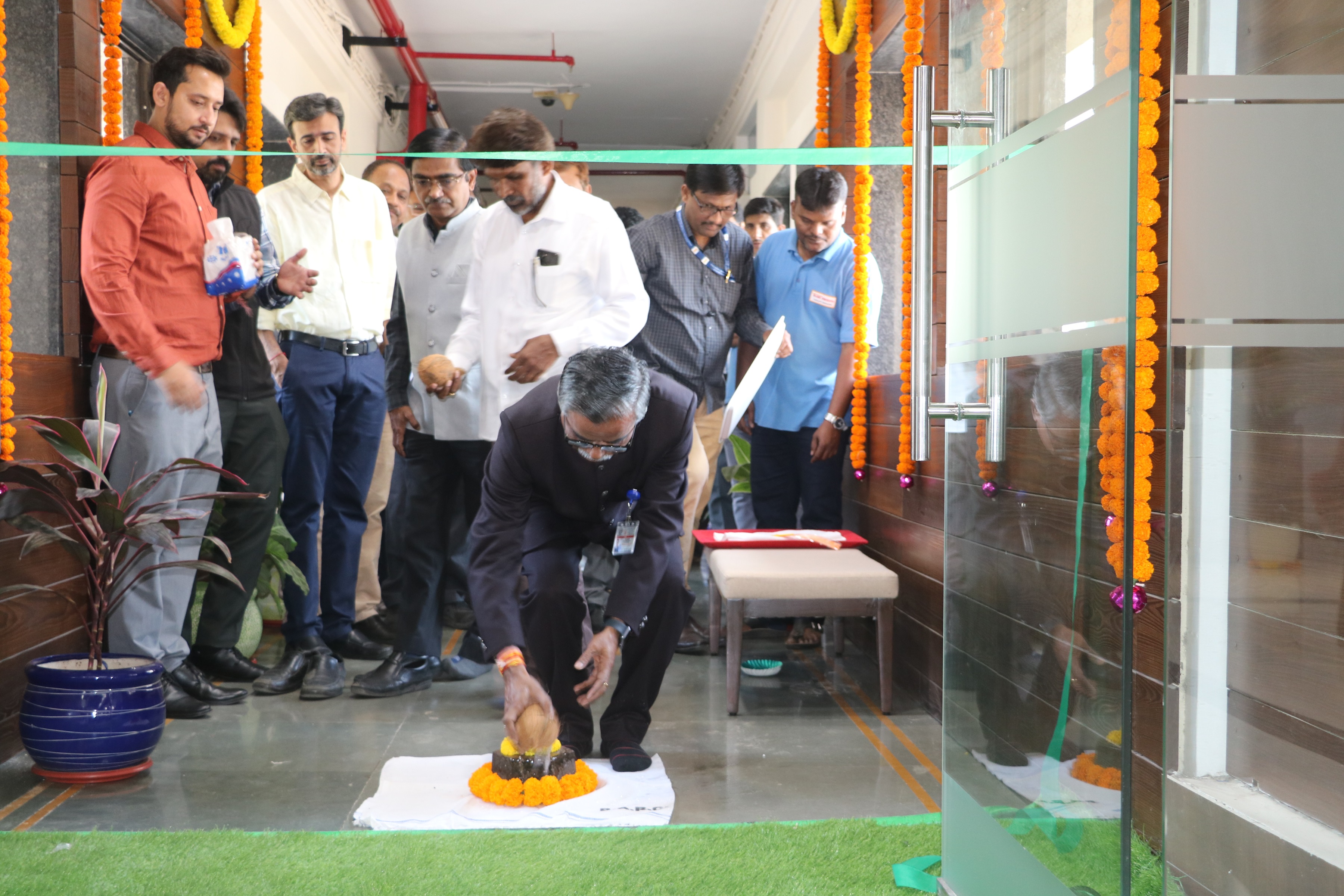 2 जनवरी 2025 को हेवी वॉटर बोर्ड की पाँचवीं मंज़िल पर प्रवेश लॉबी का उद्घाटन डॉ. यू. कामाची मुदाली, कुलपति, एचबीएनआई एवं मुख्य अतिथि द्वारा किया गया।