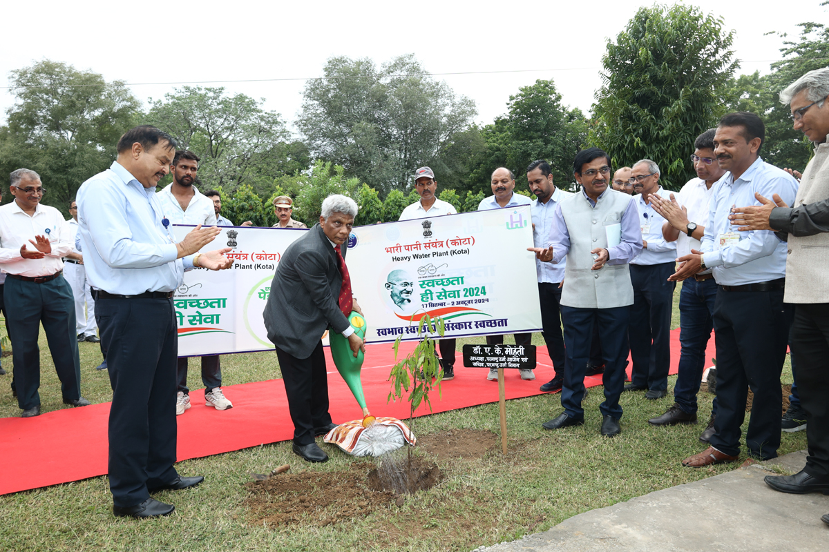 27 सितम्बर 2024 को डॉ. ए. के. मोहंती, अध्यक्ष, एईसी एवं सचिव, डीएई द्वारा एचडब्ल्यूपी, कोटा में ड्यूटेरियम रहित जल उत्पादन सुविधा (Deuterium Depleted Water Production Facility) का उद्घाटन किया गया।