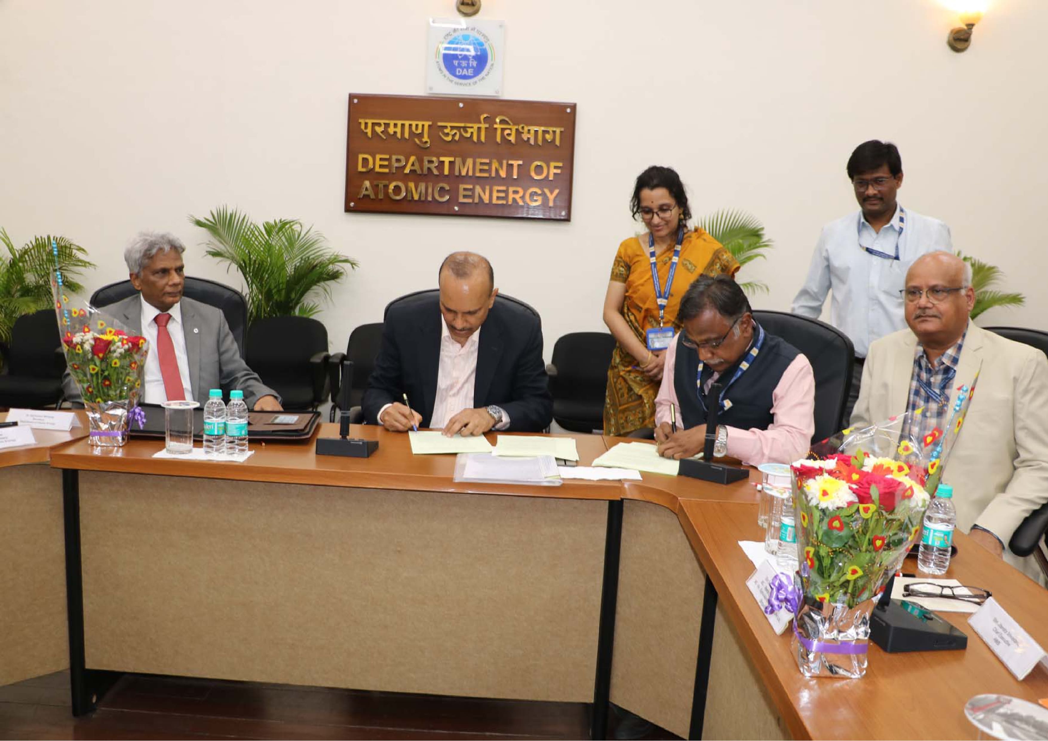 हेवी वॉटर बोर्ड, मुंबई और श्रीमती सिग्मा एल्ड्रिच केमिकल्स प्राइवेट लिमिटेड, बेंगलुरु के बीच समझौता हस्ताक्षर समारोह 18 मई 2023 को डीएई में आयोजित किया गया।