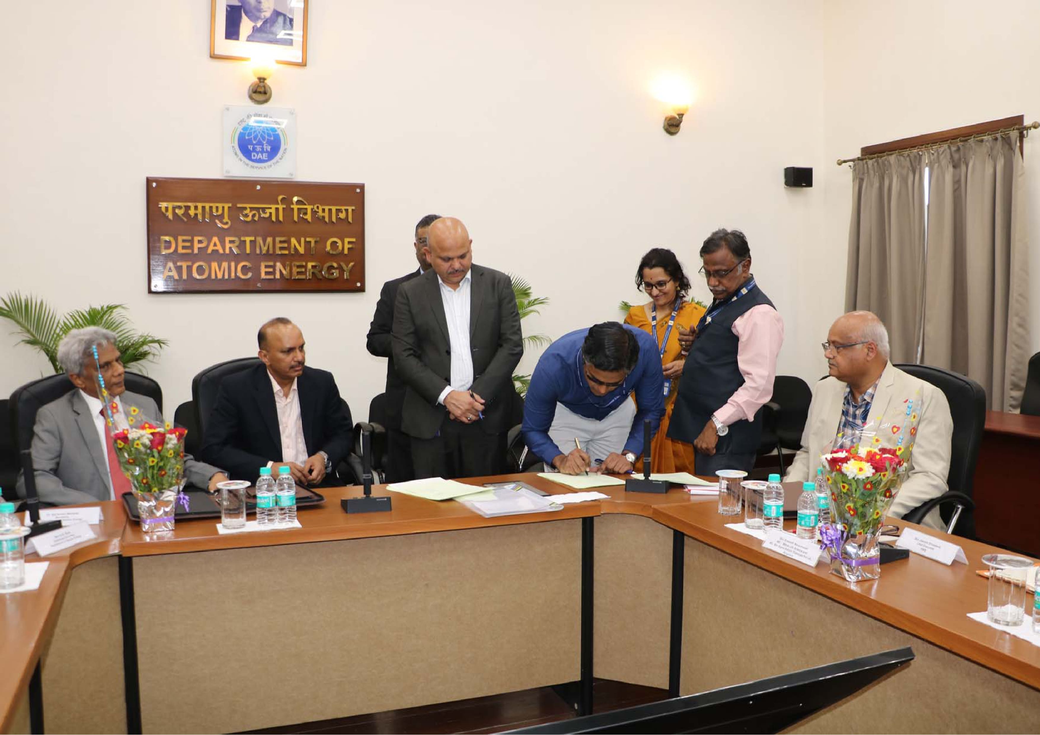 हेवी वॉटर बोर्ड, मुंबई और श्रीमती सिग्मा एल्ड्रिच केमिकल्स प्राइवेट लिमिटेड, बेंगलुरु के बीच समझौता हस्ताक्षर समारोह 18 मई 2023 को डीएई में आयोजित किया गया।