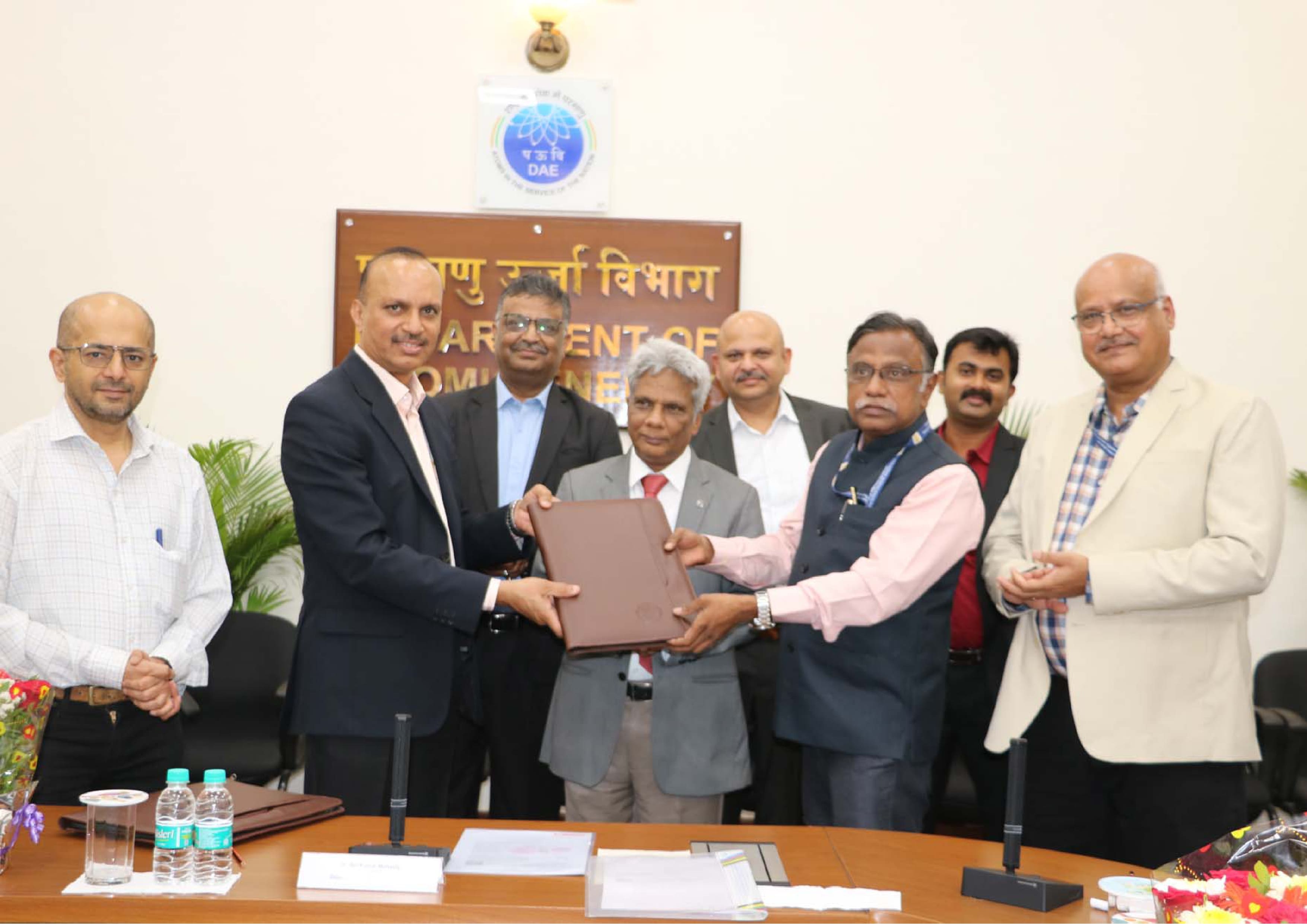 हेवी वॉटर बोर्ड, मुंबई और श्रीमती सिग्मा एल्ड्रिच केमिकल्स प्राइवेट लिमिटेड, बेंगलुरु के बीच समझौता हस्ताक्षर समारोह 18 मई 2023 को डीएई में आयोजित किया गया।