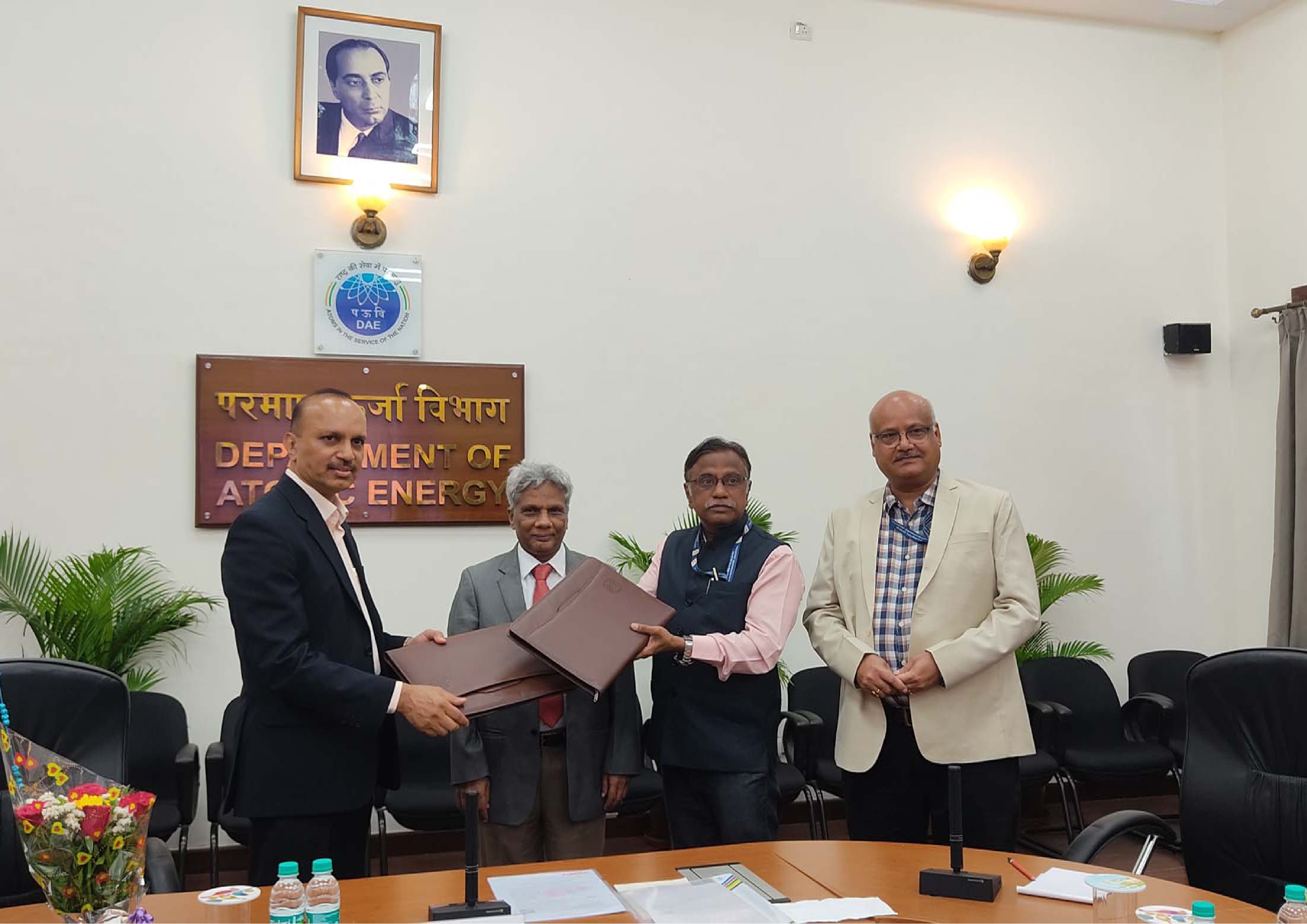 हेवी वॉटर बोर्ड, मुंबई और श्रीमती सिग्मा एल्ड्रिच केमिकल्स प्राइवेट लिमिटेड, बेंगलुरु के बीच समझौता हस्ताक्षर समारोह 18 मई 2023 को डीएई में आयोजित किया गया।