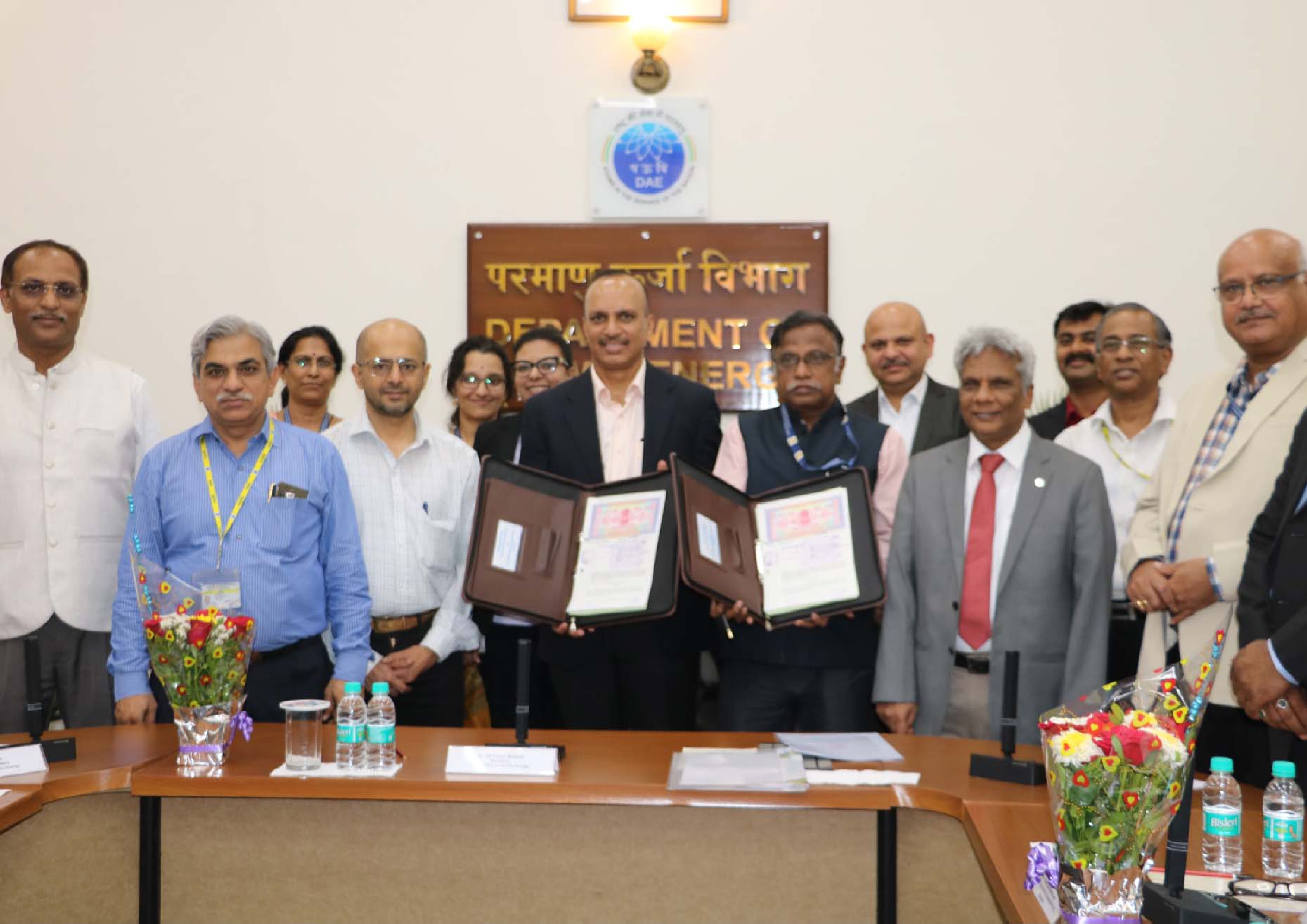 हेवी वॉटर बोर्ड, मुंबई और श्रीमती सिग्मा एल्ड्रिच केमिकल्स प्राइवेट लिमिटेड, बेंगलुरु के बीच समझौता हस्ताक्षर समारोह 18 मई 2023 को डीएई में आयोजित किया गया।